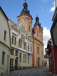 Secesní budova bývalé okresní hospodářské záložny a kostel sv. Jana Nepomuckého
