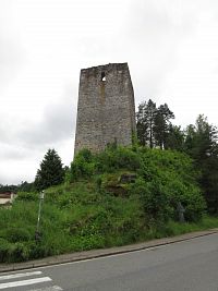 I tahle věž asi patříla k hradu - je však mimo hradby