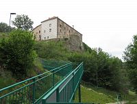 Dvojité schodiště ke hradu