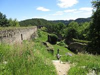 Hrad Dívčí kámen - na opačném konci je vyhlídka na Vltavu