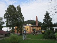 Pivovar - v pozadí s rozhlednou Hrádek nad  Varnsdorfem
