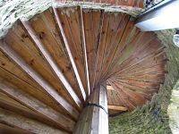 Zajímavý pohled na dřevěné schodiště