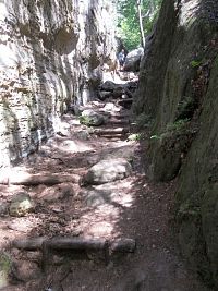 Další schody vedou od Modlivého dolu k Hlídkové jeskyni