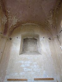 Uvnitř jedné z bočních kaplí
