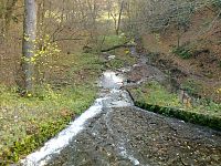 Příkop s Drahotínským potokem pod hradem