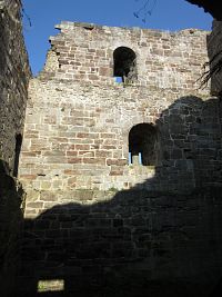 Hrad Přimda - průhled na nádvoří přes uzavřený vchod