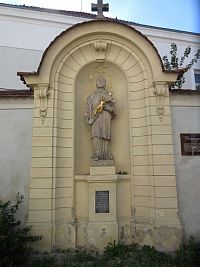 Český Brod - výklenková kaplička u kostela
