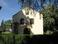Český Brod - Jiráskovy sady - kostel Nejsvětější Trojice