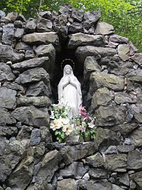Travná - grotta se sochou Panny Marie Lurdské
