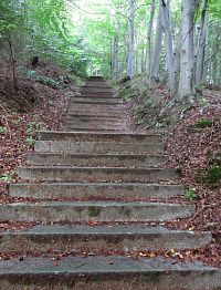 Travná - schody na koneckřížové cesty