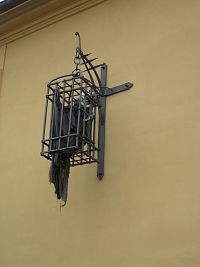 Javorník - mučící nástroj - klec - na bývalé budově soudu