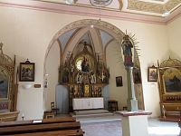 Kostel Narození Panny Marie - je vidět i původní pískovcový sloupek