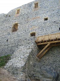 Ke vstupu do hradu vede dřevěná terasa