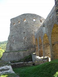 Velhartice - hrad - severní palác ve tvaru písmene D
