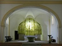 Skleněný interiér kostela sv. Vintíře