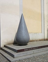 Dobřany - žulový památník ve tvaru kapky - slzy