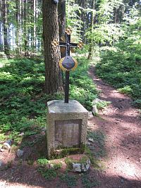 Křížek u hrobu Franze Nadlera