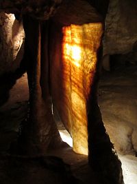 Jeskyně Na Pomezí - záclonka je tak tenká, že prosvítá