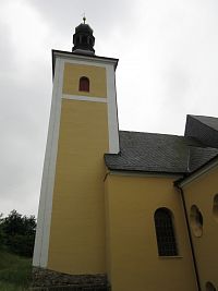 Kostel Nanebevzetí Panny Marie se středověkou věží