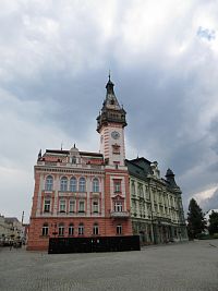 Hlavní náměstí - radnice a spořitelna