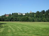 Pohled na zámek Hradec nad Moravicí od splavu