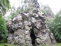 Hlavní skála s jeskyní