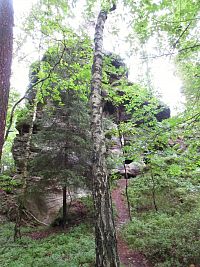 Skalní věž Bundesmannova útulna - i z dálky je vidět malá jeskyně
