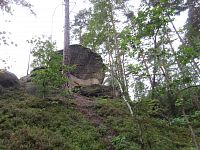 Skalní věž Beckertův kámen s lavicí Karlův odpočinek