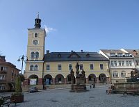 Jilemnice - Masarykovo náměstí - radnice s barokním sousoším