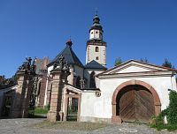 Kostel Nejsvětější Trojice s bohatě zdobenou bránou