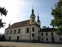 Trčkovo náměstí - zámecký kostel Nejsvětější Trojice s farou