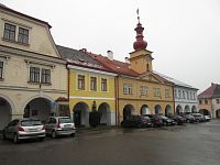 Sobotka - náměstí Míru - žlutý rodný dům Fráni Šrámka,  stará radnice a Maštálkův dům