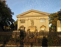 Šlechtova hrobka na hřbitově