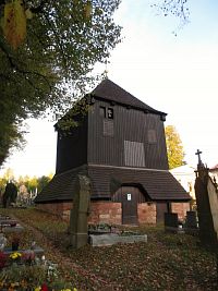 Dřevěná zvonice na  hřbitově