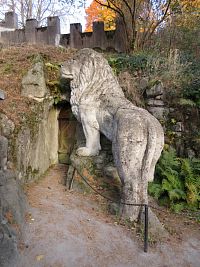 Lev u vstupu do jeskyně Blanických rytířů