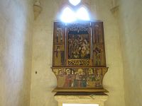 Skříňový pozdně gotický oltář je v sakristii