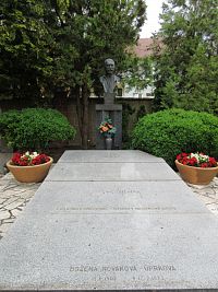 Na Slováckém Slavíně - hrob Jožo Uprky a jeho dcery Boženy