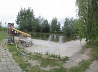 Slovácký dvůr - rybník se skluzavkou