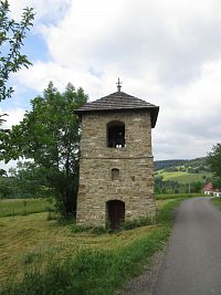 Kamenná zvonice cestou do Lopeníku