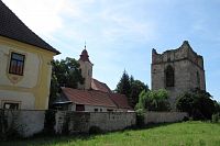 Vyšehořovice - nový kostel sv. Martina a zřícenina zvonice