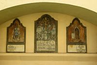 Náhrobky v ohradní zdi kostela