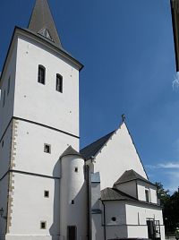 Karviná - kostel Povýšení sv. Kříže s krytým schodištěm na věž