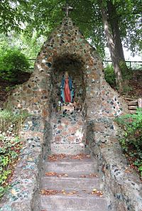 Zašová - klášterní zahrada - umělá jeskyně s Pannou Marií