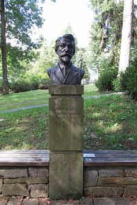 Památník Josefa Kaluše, básníka Lašska, je kousek od kapličky