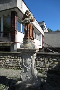 Frýdek - socha sv. Antonína proti kostelu