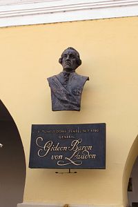 Nový Jičín - dům U Laudona a jeho busta