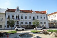 Nový Jičín - fontána a hotel Praha s restaurací u zámku