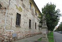 Piaristický klášter se sochou sv. Jana Nepomuckého