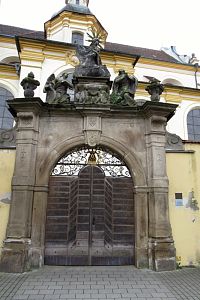 Kostel sv. Františka Serafinského - monumentální vstupní brána s tepanou barokní mříží