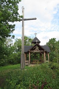 Malý Kosíř - nový velký kříž a kaple sv. Antonína Paduánského